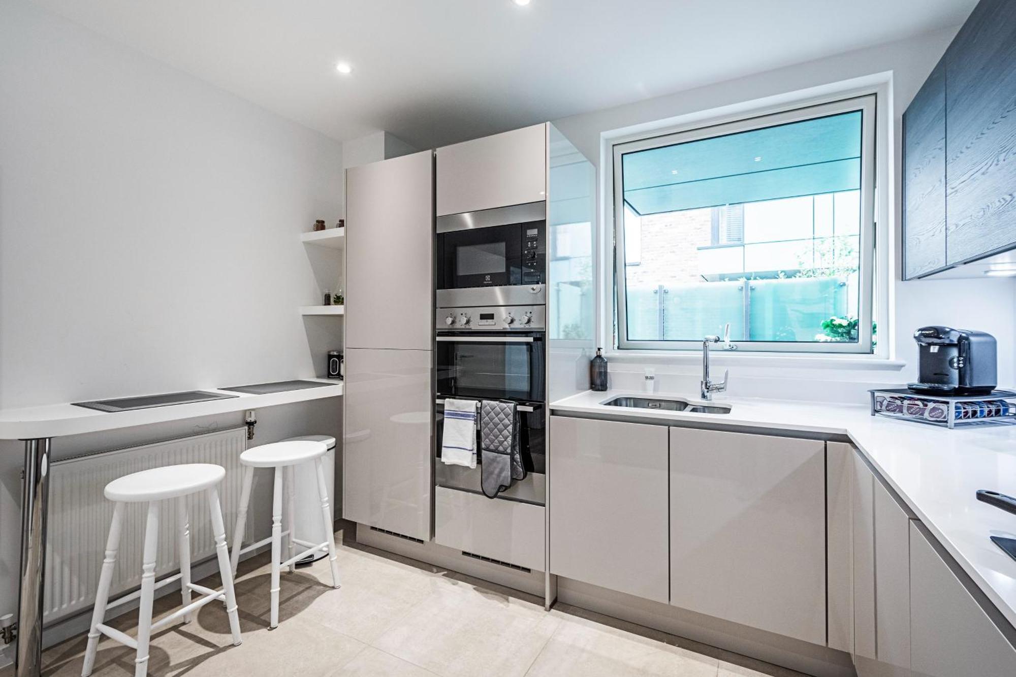 Chiswick Park 3 Bed 3 Bath West London - Parking Apartment Екстериор снимка