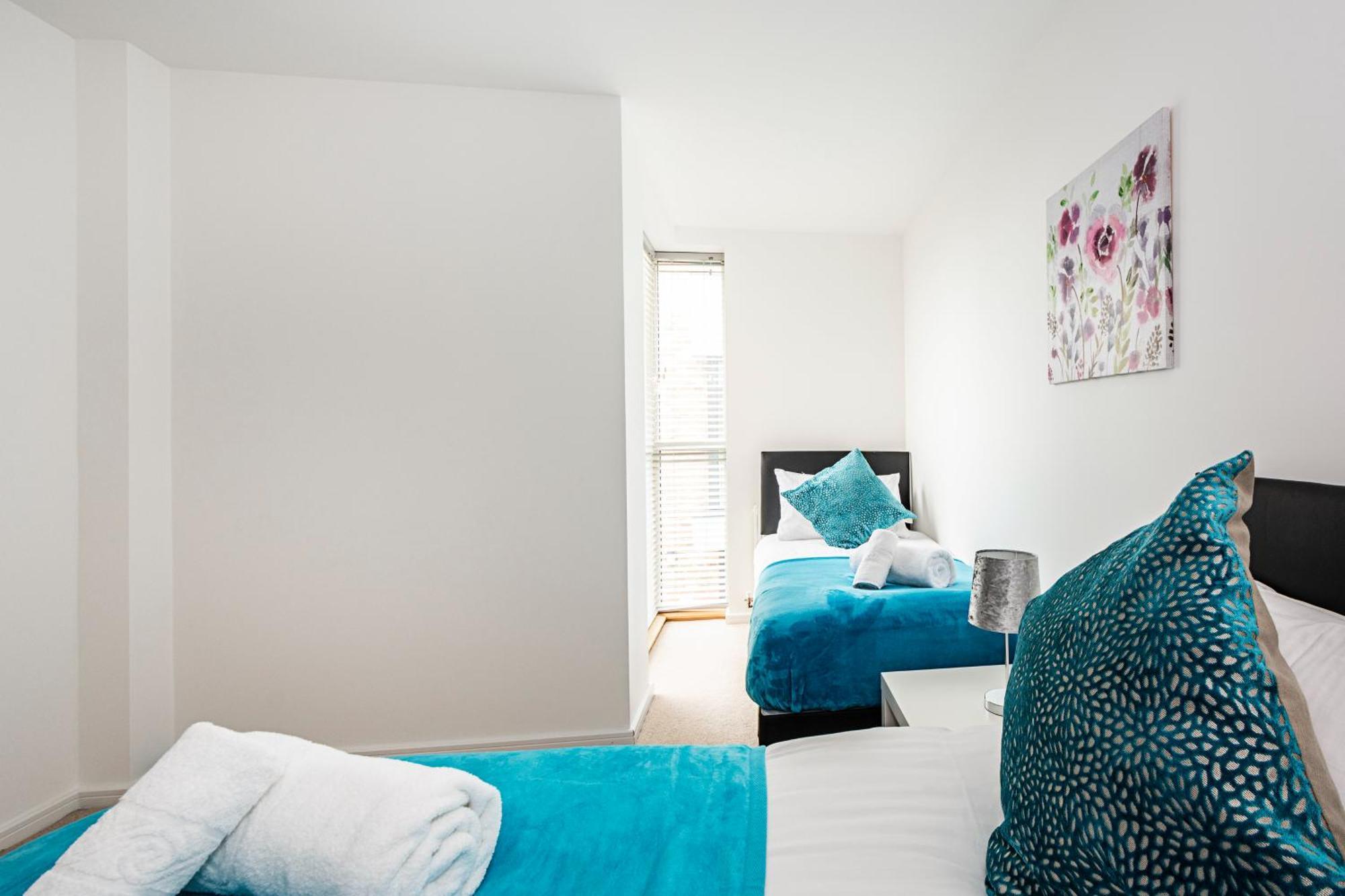 Chiswick Park 3 Bed 3 Bath West London - Parking Apartment Екстериор снимка
