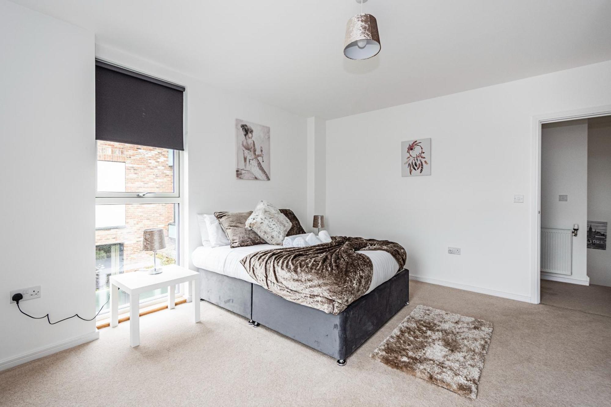 Chiswick Park 3 Bed 3 Bath West London - Parking Apartment Екстериор снимка