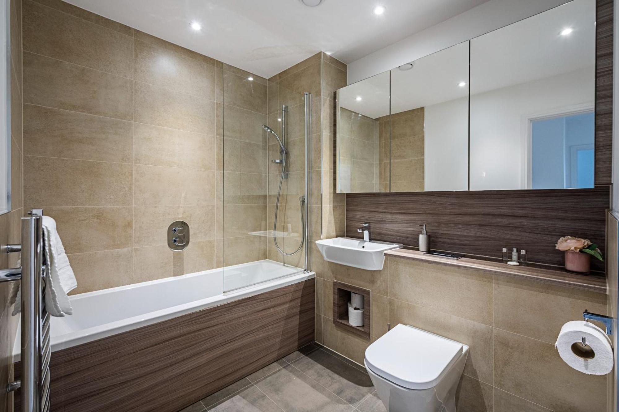 Chiswick Park 3 Bed 3 Bath West London - Parking Apartment Екстериор снимка