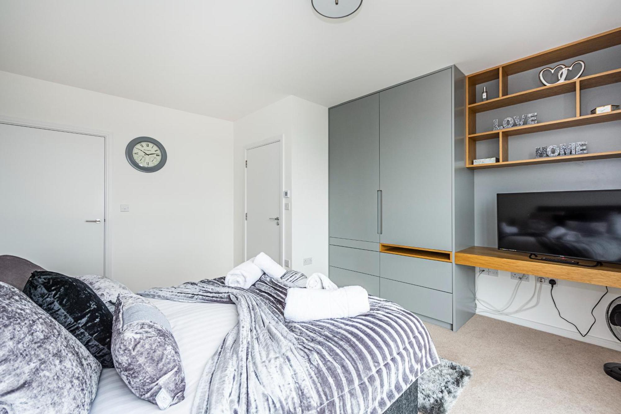 Chiswick Park 3 Bed 3 Bath West London - Parking Apartment Екстериор снимка