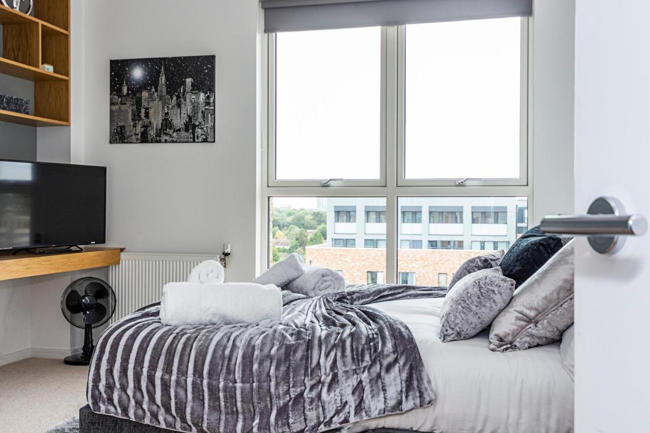 Chiswick Park 3 Bed 3 Bath West London - Parking Apartment Екстериор снимка