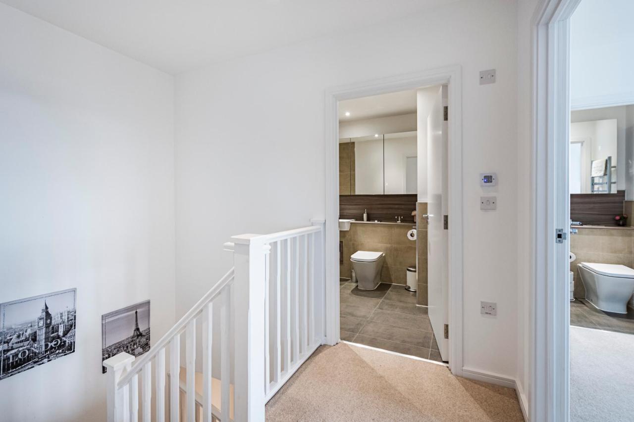 Chiswick Park 3 Bed 3 Bath West London - Parking Apartment Екстериор снимка