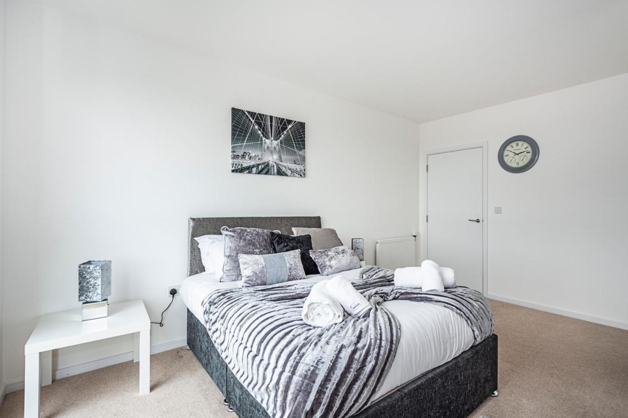 Chiswick Park 3 Bed 3 Bath West London - Parking Apartment Екстериор снимка