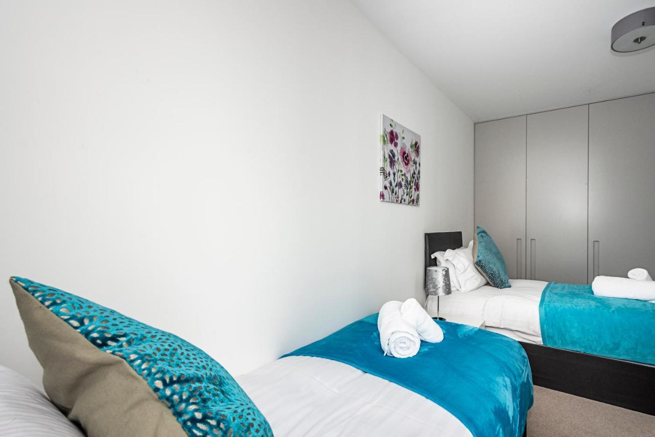 Chiswick Park 3 Bed 3 Bath West London - Parking Apartment Екстериор снимка